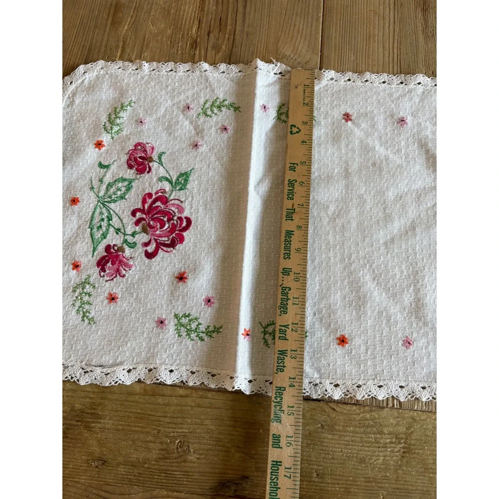 Vintage Hand Embroidered Floral Table Runner Lace Trim Cottagecore Cream 36x14.5